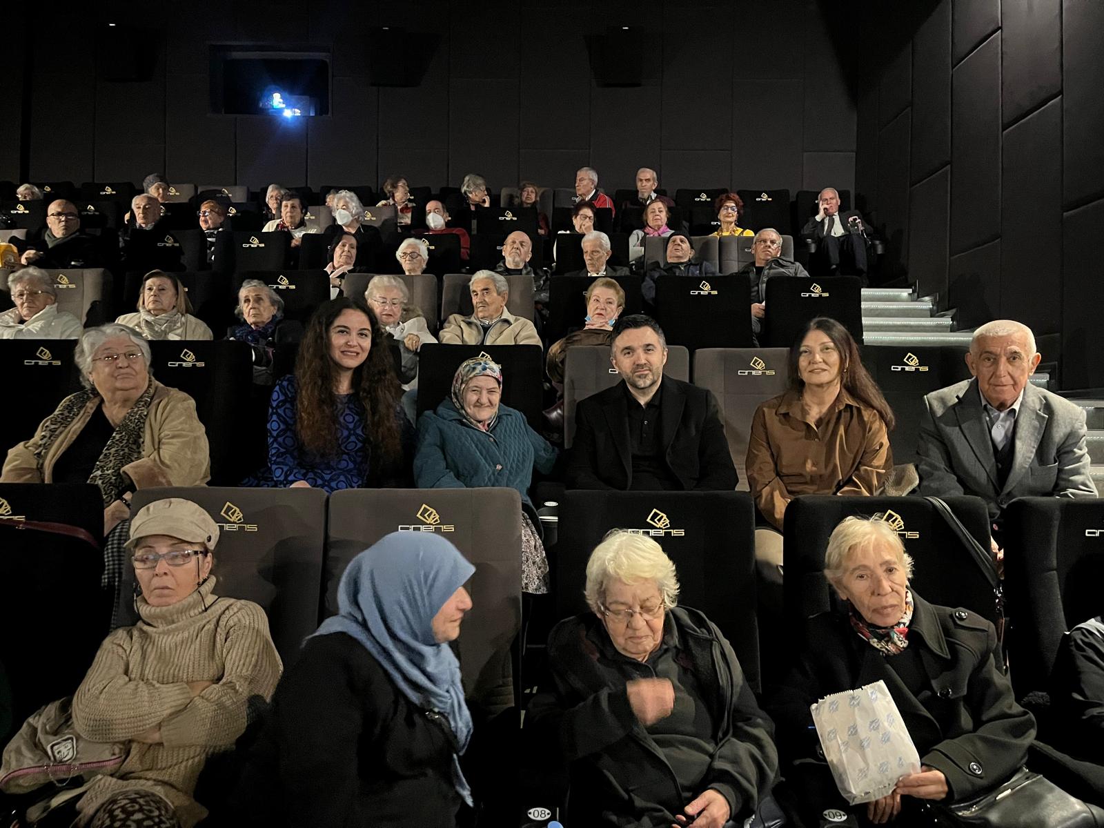 Bugün Sinema Günüydü.Kurumlarımızdan hizmet alan kardeşlerimiz ve büyüklerimizle birlikte film izlemek için bir araya geldik