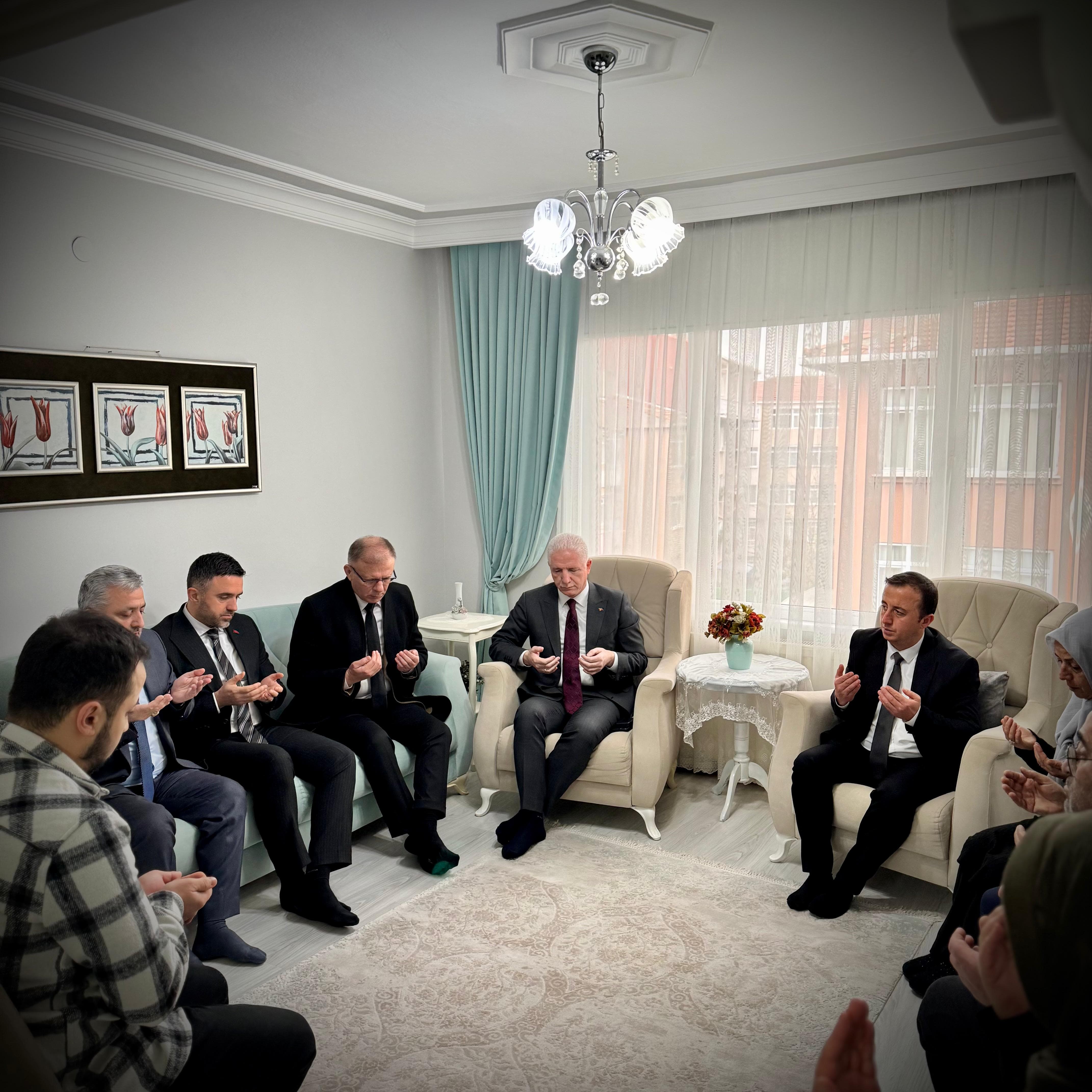 15 Temmuz Gazimiz Emekli Polis Nihat ALTIN 'ın kıymetli ailesine Valimiz Sn. Davut GÜL, Fatih Kaymakamımız Sn. Cafer SARILI ile İl Müdürümüz Sn. Ömer TURAN taziye ziyaretinde bulundu. 