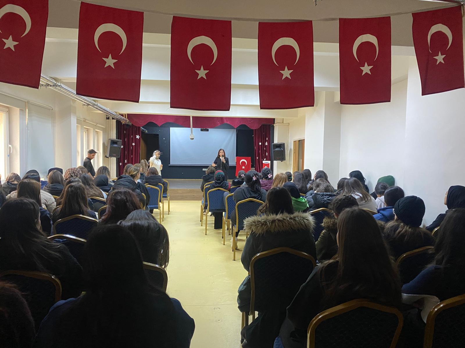 İl Müdürlüğümüze bağlı Sosyal Hizmet Merkezlerimiz tarafından İl genelinde, okullarda düzenli olarak çeşitli konularda düzenlediğimiz eğitimlerimiz tüm hızıyla devam etmektedir.