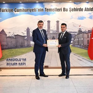Valimizden İl Müdürümüze Başarı Belgesi - fotoğraf 1