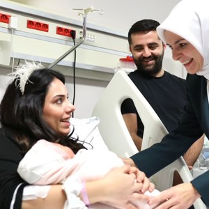 Aile ve Sosyal Hizmetler Bakanımız Göktaş, yeni yılın ilk bebeklerini ziyaret etti - fotoğraf 1