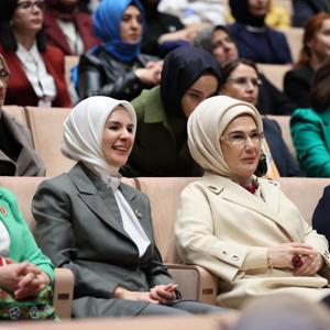 Emine Erdoğan Hanımefendi ve Bakanımız Göktaş, devlet himayesindeki çocukların sahnelediği "Altın Çağ" oyununu izledi - fotoğraf 4