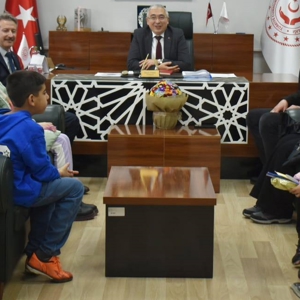 İl Müdürümüz Faruk UYSAL, Koruma Altındaki Çocuklara Karne Hediyesi Takdim Etti - fotoğraf 1