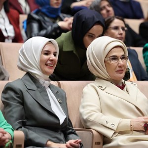Emine Erdoğan Hanımefendi ve Bakanımız Göktaş, devlet himayesindeki çocukların sahnelediği "Altın Çağ" oyununu izledi - fotoğraf 3