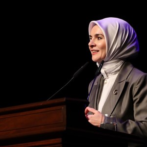 Emine Erdoğan Hanımefendi ve Bakanımız Göktaş, devlet himayesindeki çocukların sahnelediği "Altın Çağ" oyununu izledi - fotoğraf 2