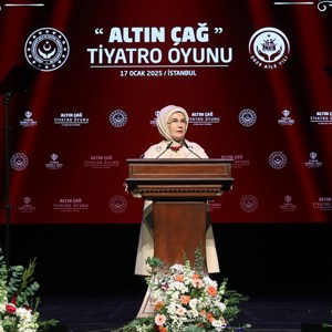 Emine Erdoğan Hanımefendi ve Bakanımız Göktaş, devlet himayesindeki çocukların sahnelediği "Altın Çağ" oyununu izledi - fotoğraf 1