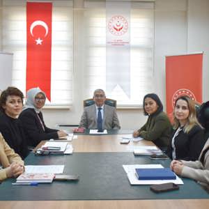 İl Müdürümüz Faruk UYSAL başkanlığında  Kadın Hizmetleri Değerlendirme Toplantısı gerçekleştirildi - fotoğraf 1