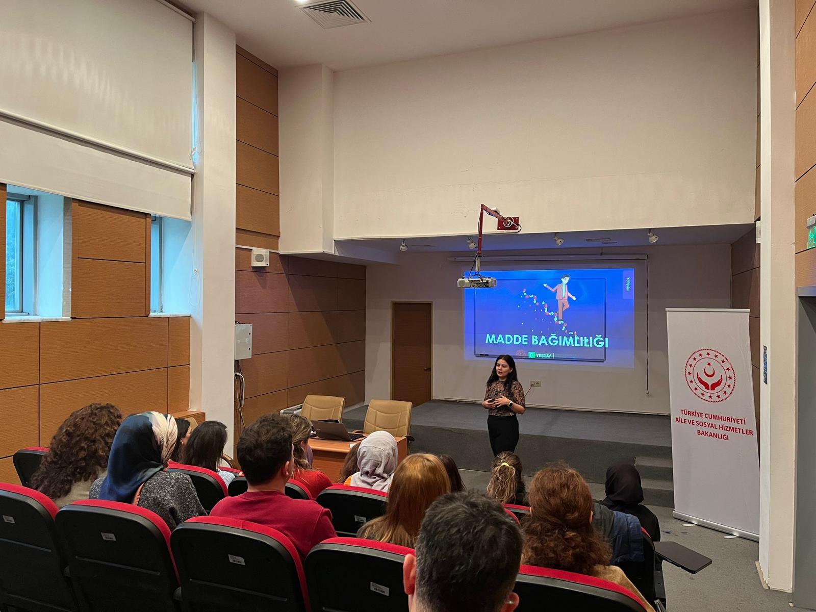 İl Müdürlüğümüze bağlı Sosyal Hizmet Merkezlerimiz tarafından ilimiz genelinde bağımlılıkla mücadele konusunda farkındalık eğitimlerimiz devam ediyor. 