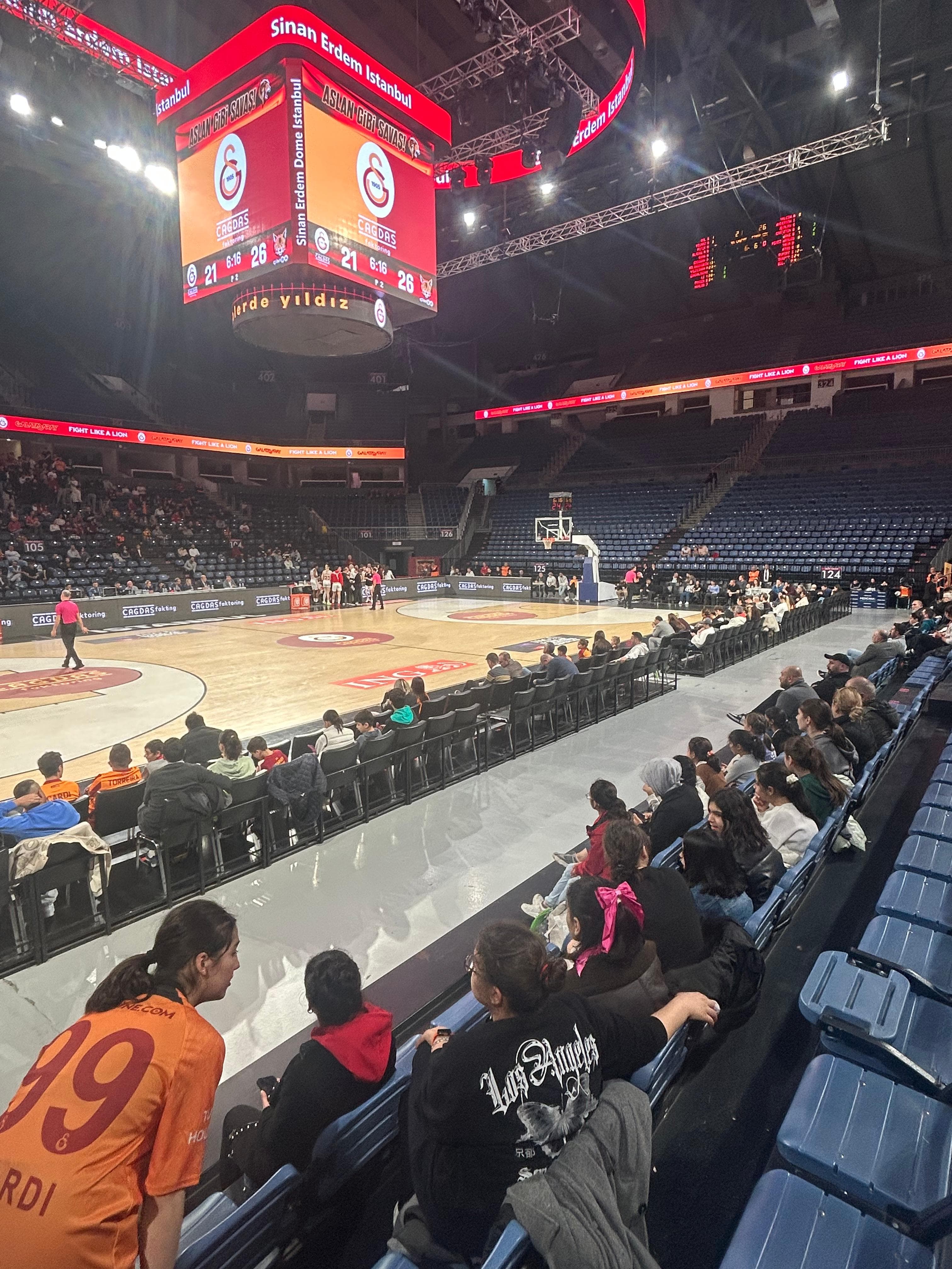 Galatasaray-Mersin Kadın Basketbol karşılaşmasını Çocuk Hizmetlerimiz bünyesindeki 2 yatılı kuruluştan 28 çocuğumuz maçı ön sıralardan izleyerek eğlenceli vakit geçirmişlerdir.