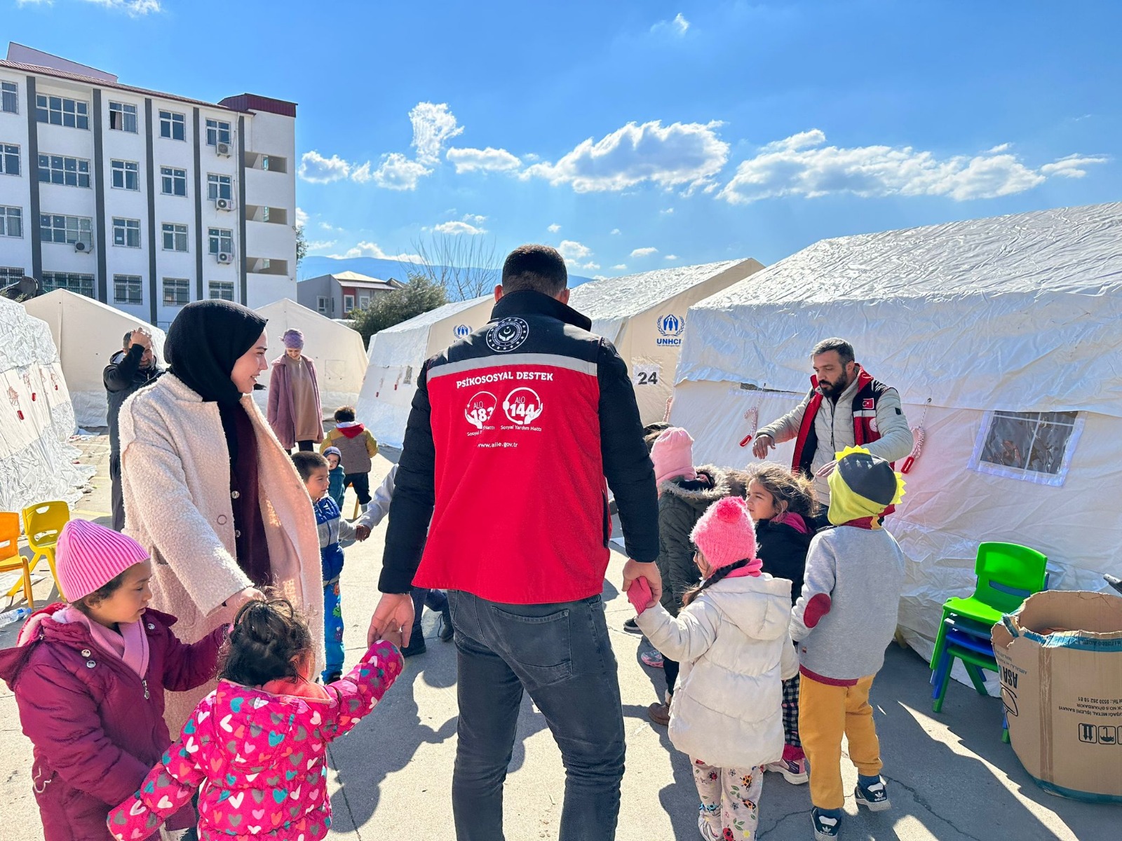 Depremzede 1912 çocuktan 1879'u ailesine teslim edildi