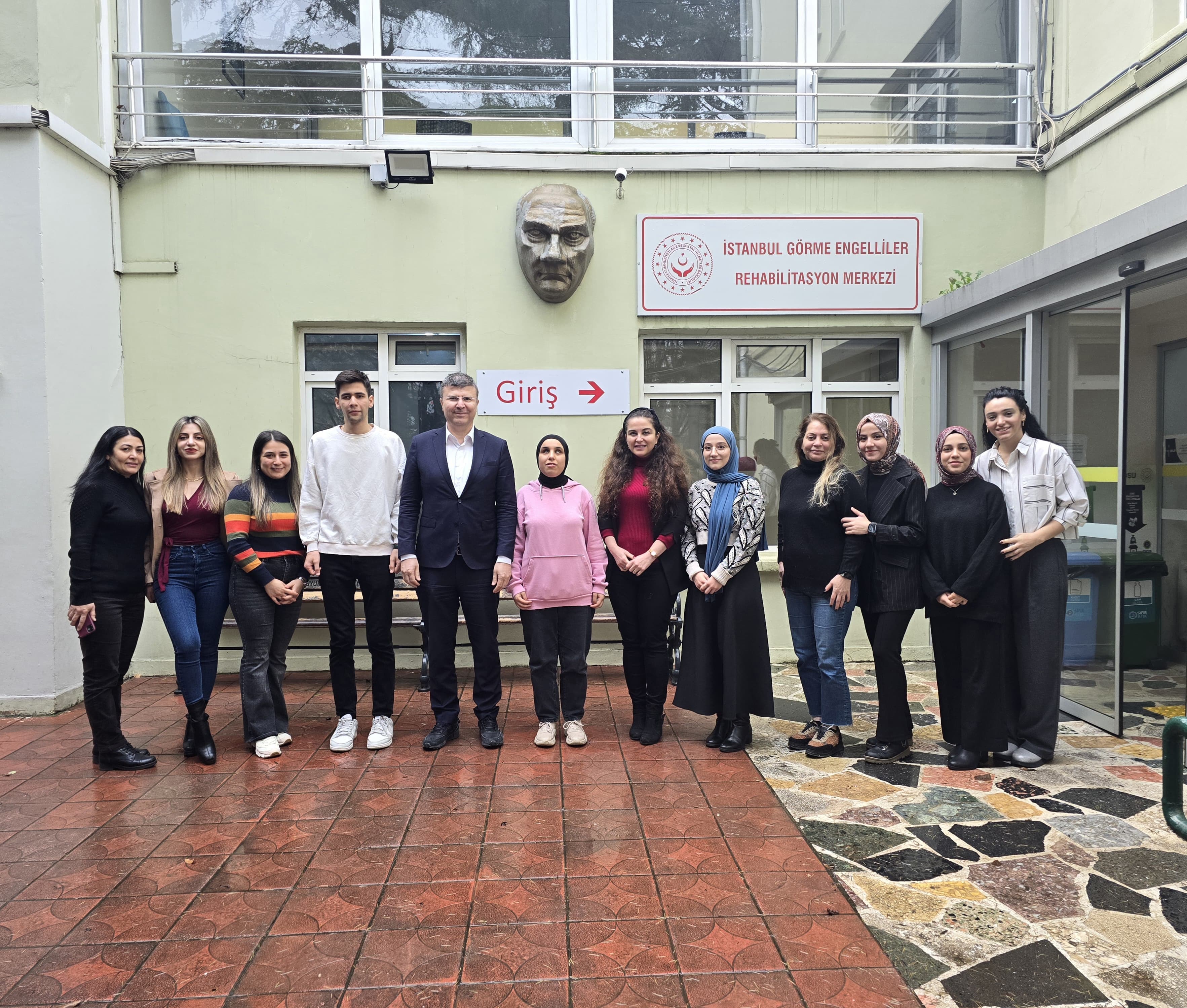 Engelli ve Yaşlı Hizmetleri Genel Müdürümüz Sn.Dr. Yasin AKAR, İl Müdürlüğümüze bağlı kuruluşumuz İstanbul Görme Engelliler Rehabilitasyon Merkezine ziyaret gerçekleştirdi.