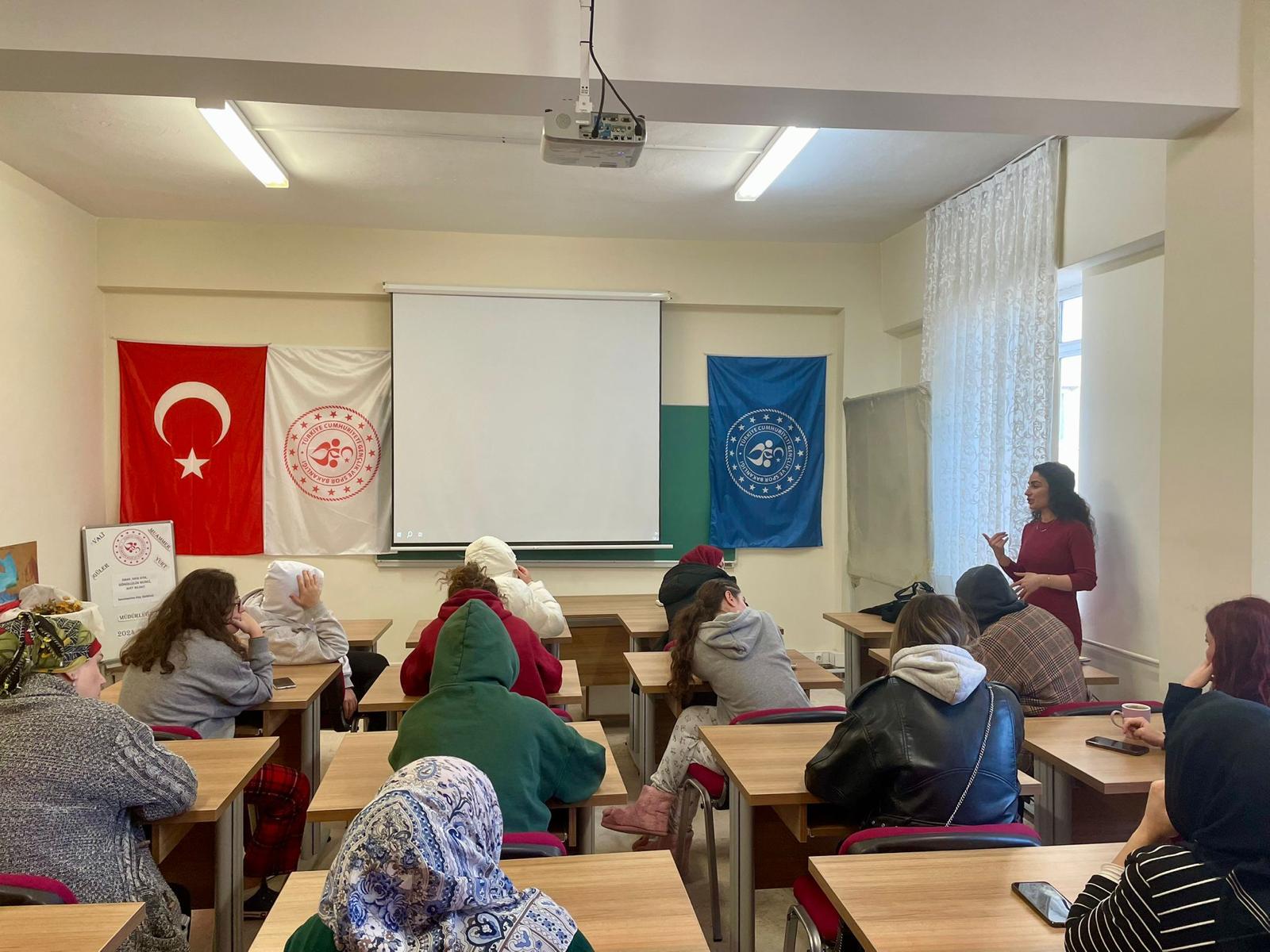 İl Müdürlüğümüze bağlı Sosyal Hizmet Merkezlerimiz tarafından Üniversitelerde öğrenim gören ve KYK yurtlarında kalan öğrencilere yönelik eğitimlerimiz düzenli olarak devam ediyor. 