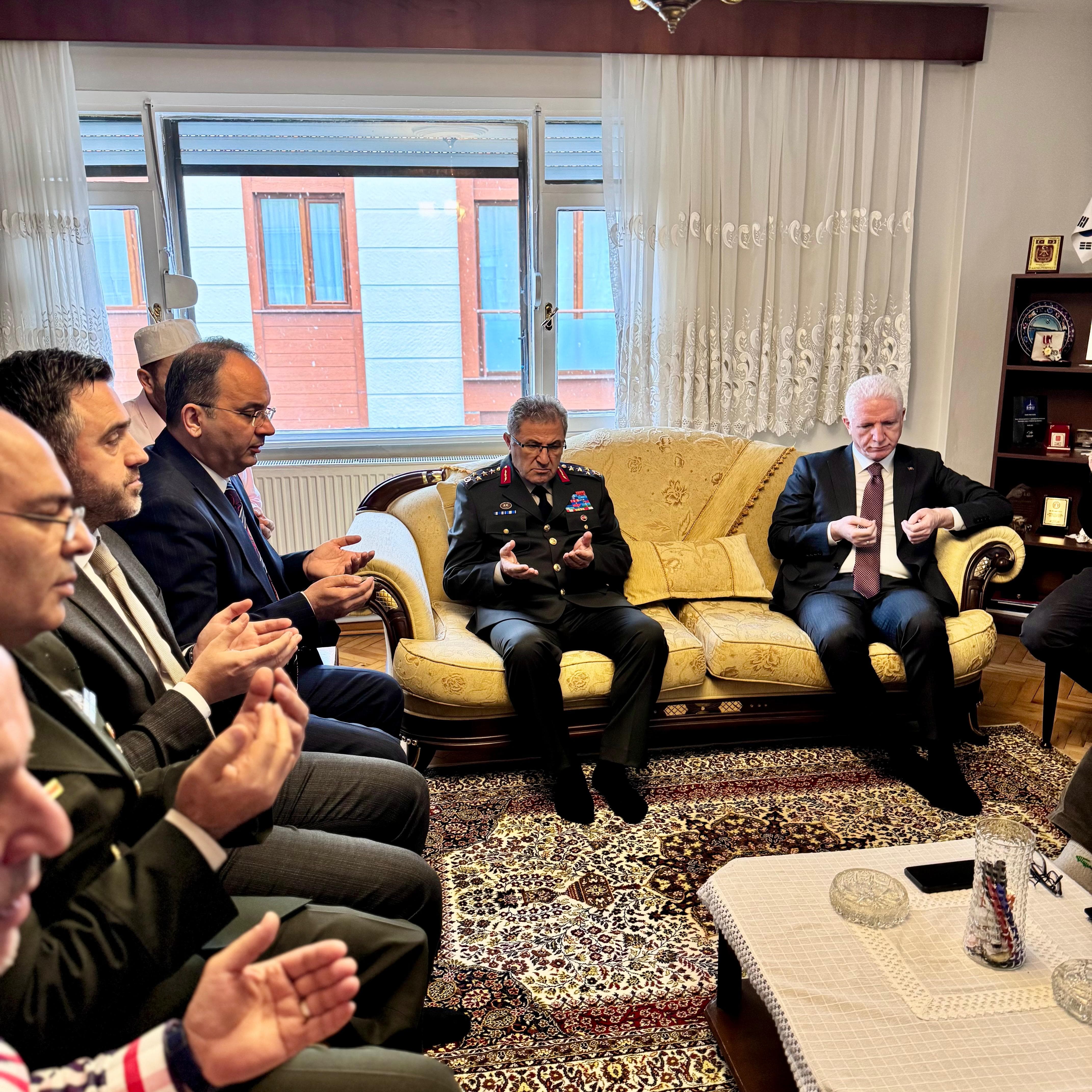 Valimiz Sn. Davut GÜL eşliğinde İl Müdürümüz Sn. Ömer TURAN, vefat eden Kore Gazisi Muzaffer EREN için taziye ziyareti gerçekleştirdi.