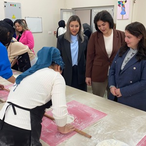 Yaşlıların Bilgeliği, Gençlerin Geleceği projesi kapsamında "Çörek Yapımı" mutfak atölyesi düzenlendi. - fotoğraf 2