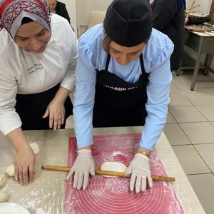 Yaşlıların Bilgeliği, Gençlerin Geleceği projesi kapsamında "Çörek Yapımı" mutfak atölyesi düzenlendi. - fotoğraf 7