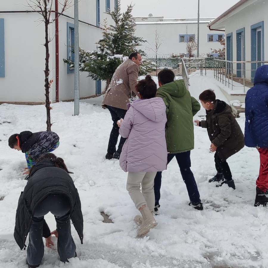 ❄️Bugün Kurumlarımızda Kartopu Savaşı Günüydü!