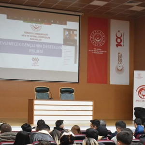 2025 Aile Yılı kapsamında yürütülen Evlenecek Gençlerin Desteklenmesi Projesi çerçevesinde, genç çiftlere yönelik ilk eğitim programı düzenlendi - fotoğraf 1