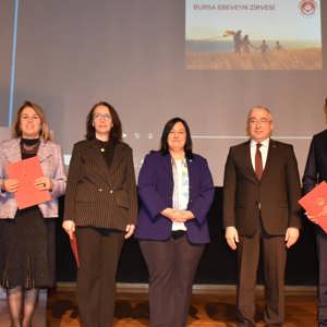 2025 “Aile Yılı” kapsamında Bursa Ebeveyn Zirvesi düzenlendi - fotoğraf 1