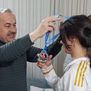Wushu Kung Fu Şampiyonu Kızımızın Boynuna Madalyasını İl Müdürümüz Taktı - fotoğraf 1
