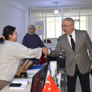 İl Müdürümüz Faruk UYSAL,  Karacabey Sosyal Hizmet Merkezi’mizde hizmet alanlarına yönelik değerlendirmelerde bulundu - fotoğraf 1