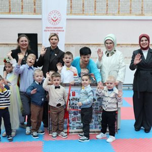 Emine Erdoğan Hanımefendi, Ukrayna Devlet Başkanı'nın eşi Zelenska ve Bakanımız Sayın Mahinur Özdemir Göktaş Ankara'daki savaş mağduru çocukları ziyaret etti - fotoğraf 1