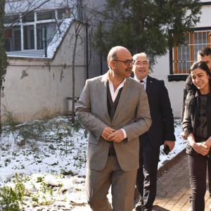 Vali Yardımcısı Mustafa Güney ve İl Müdürü Faruk Uysal’dan Bursa Çocuk Evleri Sitesi İlk Kabul Birimine Ziyaret - fotoğraf 3