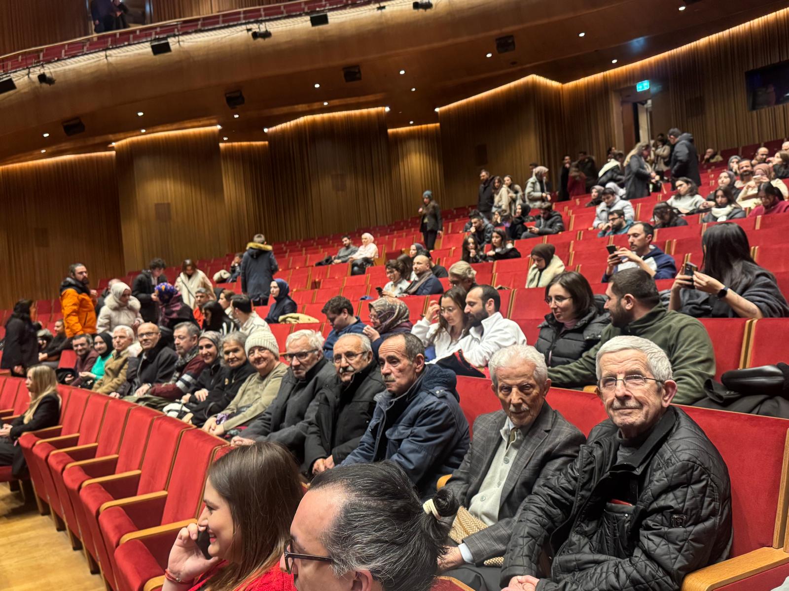 Sosyal Sportif ve Kültürel Faailiyetler Birimimizin Devlet Tiyatroları işbirliğiyle "Çarpışma" isimli tiyatro oyununu ön sıralardan izleyerek keyifli zaman geçirmişlerdir.