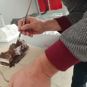 Kars Gündüz Engelli Bakım Merkezinden hizmet almakta olan engelli bireyler tarafından silikon kalıp ve taş tozu kullanılarak Kars'ın tarihi mimari yapıları yapıldı. - fotoğraf 1