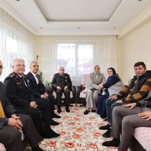 Şehit Polis Ayhan Sarıçiçek ve merhum gazi Oruç Akdeniz’in ailesini Sayın Valimiz Doç. Dr. Kübra Güran Yiğitbaşı ile ziyaret ettik. - fotoğraf 1