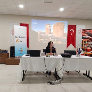 Afyonkarahisar Valiliği Açık Kapı Şube Müdürlüğü tarafından hazırlanan “Üniversite Öğrencisi Gençlerle Buluşmalar Programı” kapsamında “Gelecek Kaygısıyla Baş Etme Yöntemleri” hakkında Bacım Sultan Kız Öğrenci Yurdunda seminer düzenlendi. - fotoğraf 1