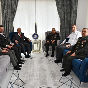 Gazi Bayram Murat Aktaş, İkmal ve Garnizon Komutanı Tuğgeneral Fatih Dağlı ve İl Müdürümüz Bilal Erdoğan tarafından evinde ziyaret edildi. - fotoğraf 2