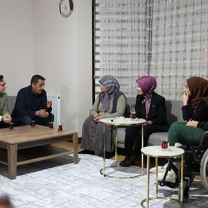 Bakanımız Göktaş, depremzede Sınırgeç ailesinin iftar sofrasına konuk oldu - fotoğraf 2