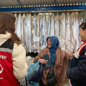 8 Mart Dünya Kadınlar Günü kapsamında Edirne Cuma Pazarında kadın esnaf ziyareti gerçekleştirildi - fotoğraf 4