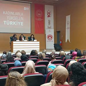 Kadının Gücüyle Güçlenen Toplum: Aile Yılı Söyleşisi Gerçekleştirildi - fotoğraf 1