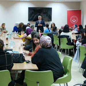 8 Mart Dünya Kadınlar Günü çerçevesinde, İl Müdürümüz Faruk UYSAL, Kadın konuk evinde hizmet alan kadınlar ve çocuklarla iftar programında bir araya geldi. - fotoğraf 4