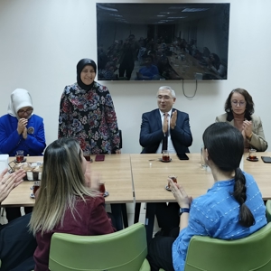 8 Mart Dünya Kadınlar Günü çerçevesinde, İl Müdürümüz Faruk UYSAL, Kadın konuk evinde hizmet alan kadınlar ve çocuklarla iftar programında bir araya geldi. - fotoğraf 2