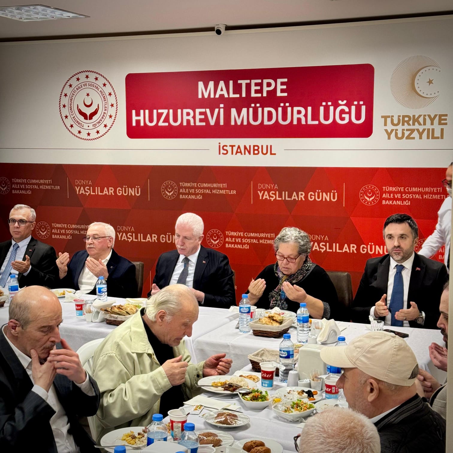 Bugün iftarımızı Valimiz Sn. Davut GÜL, Maltepe Kaymakamı Sn. Bahri TİRYAKİ ve İl Müdürümüz Sn. Ömer TURAN ‘ın katılımıyla Maltepe Huzurevimiz de büyüklerimizle açtık.