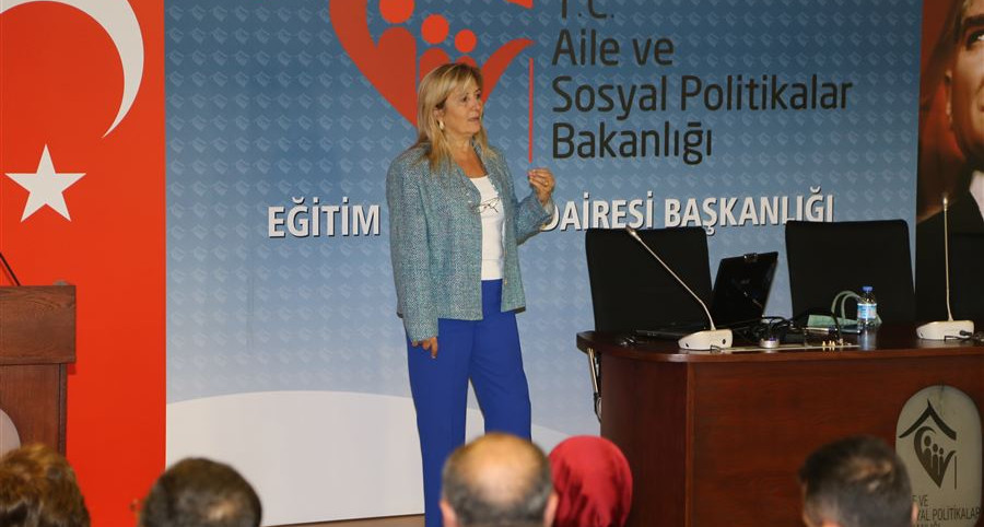 Aile ve Toplum Hizmetleri Genel Müdürlüğü tarafından 81 ilden gelen AEP Eğiticilerine "Madde Kullanım Riski ve Madde Bağımlılığından Korunma" kurum içi eğitici eğitimi verildi.