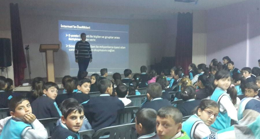 Erzurum'da Aile Eğitim Programı çerçevesinde 650 öğrenciye “Bilinçli Medya Kullanımı” eğitimi verildi.