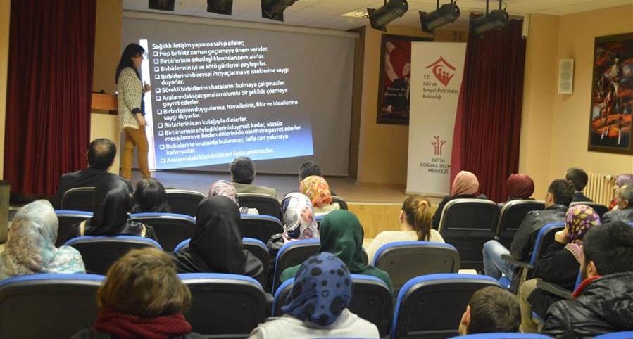 İstanbul'da "Aile İçi İletişim" konusunda seminer verildi.