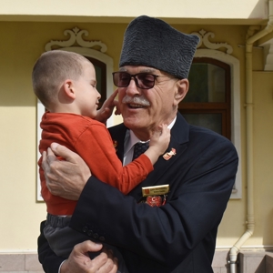 İl Müdürümüz Faruk UYSAL, Muharip Gaziler Derneği 2. Başkanı Çetin DİZDAROĞLU ile birlikte Sırameşeler Çocuk Evleri Sitesi'ne ziyaret gerçekleştirdi. - fotoğraf 2