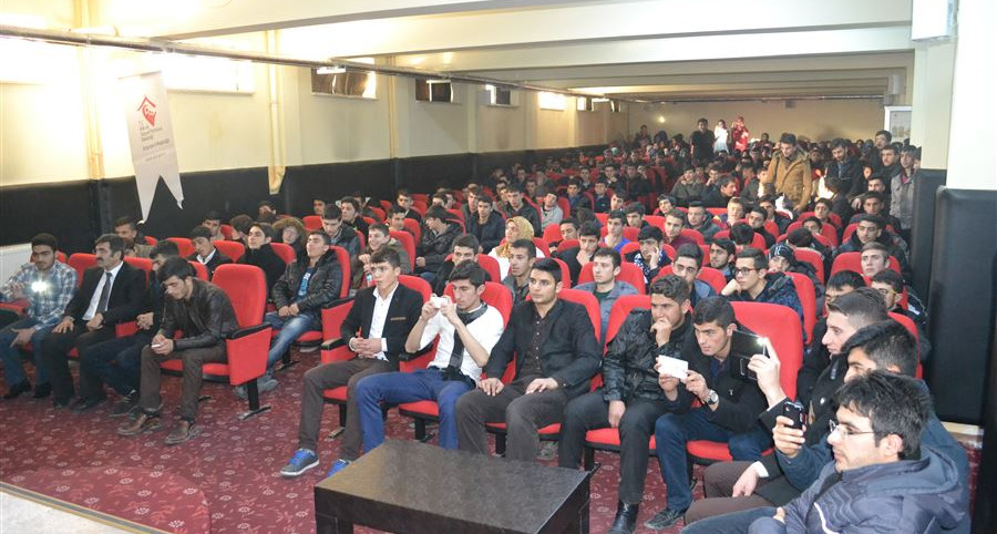 Erzurum'da AEP kapsamında 300 öğrenciye “Bilinçli Medya Kullanımı” semineri verildi.