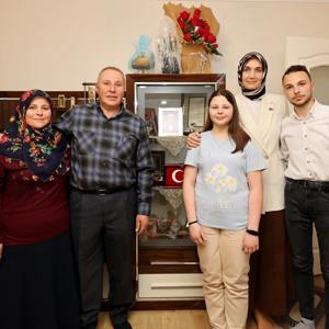 Sayın Valimiz Doç. Dr. Kübra Güran Yiğitbaşı’yla birlikte Gazi olan Bayram Bayraktar ve güzel ailesiyle, evlatlarıyla bir araya geldik. - fotoğraf 4