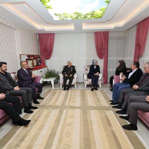 Valimiz Sayın Doç. Dr. Kübra Güran Yiğitbaşı ile birlikte şehidimiz J.Asb.Çvş Yunus Çiçek’in kıymetli anne ve babasıyla iftar programında bir araya geldik. - fotoğraf 1