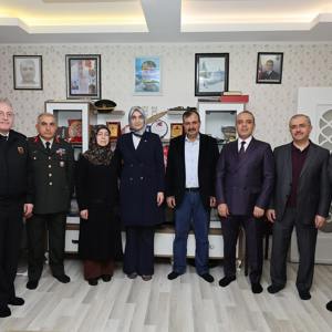 Valimiz Sayın Doç. Dr. Kübra Güran Yiğitbaşı ile birlikte şehidimiz J.Asb.Çvş Yunus Çiçek’in kıymetli anne ve babasıyla iftar programında bir araya geldik. - fotoğraf 2