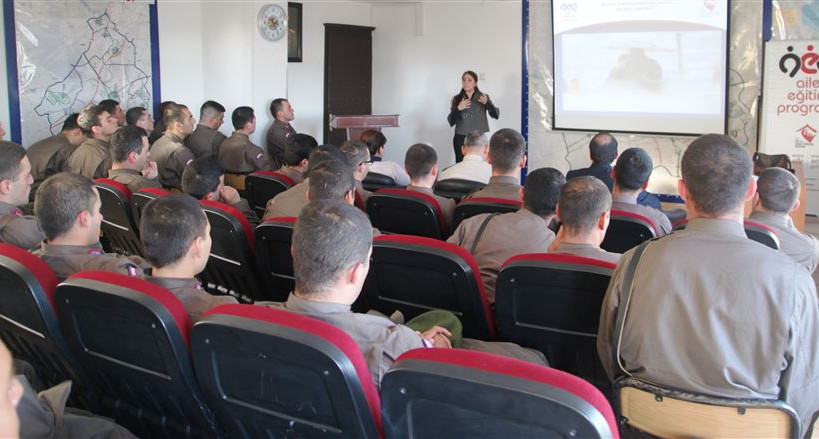 Acemi birliğindeki 120 askere "Evlilikte İletişim" konulu eğitim verildi. 