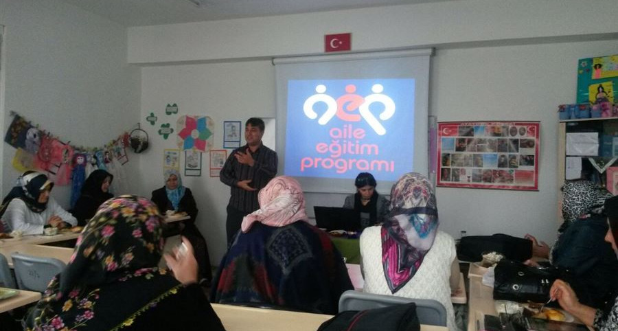 Kocaeli'de 700 kursiyere "Aile İçi İletişim", "Bilinçli Medya Kullanımı" ve "İktisat" seminerleri verildi.