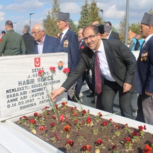 18 MART ÇANAKKALE ZAFERİ'nin 110. YIL DÖNÜMÜNDE ŞEHİTLİK ZİYARETİ - fotoğraf 11