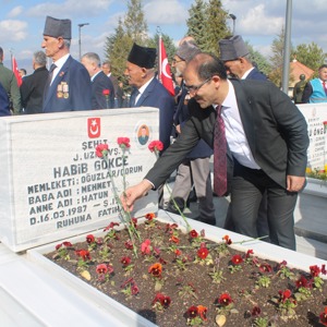 18 MART ÇANAKKALE ZAFERİ'nin 110. YIL DÖNÜMÜNDE ŞEHİTLİK ZİYARETİ - fotoğraf 8