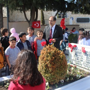 18 MART ÇANAKKALE ZAFERİ'nin 110. YIL DÖNÜMÜNDE ŞEHİTLİK ZİYARETİ - fotoğraf 9
